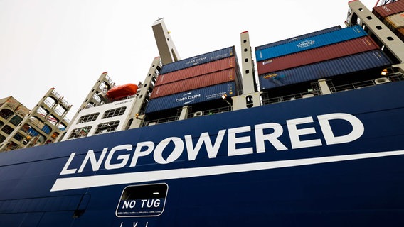 "LNG Powered" steht auf dem Rumpf eines beladenen Containerschiffs © picture alliance Foto: Christian Charisius