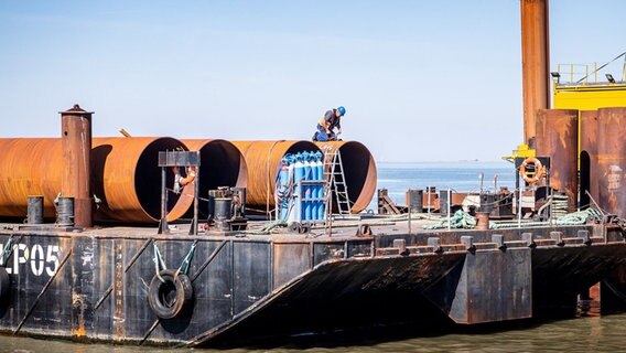 An dem künftigen Importterminal für Flüssigerdgas in Wilhelmshaven finden Bauarbeiten statt. © picture alliance/dpa/Sina Schuldt Foto: Sina Schuldt