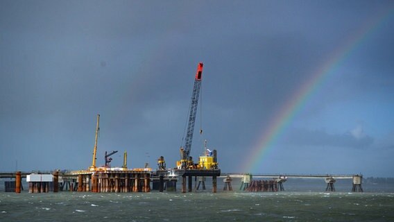 Ein Regenbogen über dem zukünftigen Importterminal für Flüssigerdgas (LNG). © picture alliance/dpa Foto: Sina Schuldt