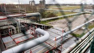 Rohre einer Pipeline führen auf einer Baustelle hinter dem Deich zur Anbindung des LNG-Terminals in Wilhelmshaven. © Hauke-Christian Dittrich/dpa Foto: Hauke-Christian Dittrich/dpa