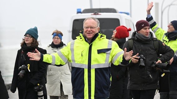 Stephan Weil (SPD), Ministerpräsident von Niedersachsen auf einem Pier in Wilhelmshaven. © dpa-Bildfunk Foto: Sina Schuldt