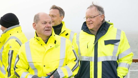 Olaf Scholz, Christian Lindner und Stephan Weil stehen am LNG-Terminal in Wilhelmshaven. © dpa-Bildfunk Foto: Sina Schuldt