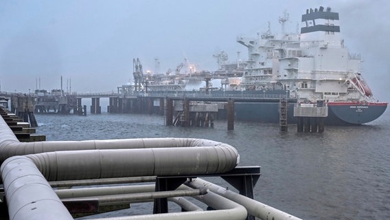Das Spezialschiff «Höegh Esperanza» liegt während der Eröffnung des LNG-Terminals in Wilhelmshaven vor Anker. © dpa Foto: Michael Sohn