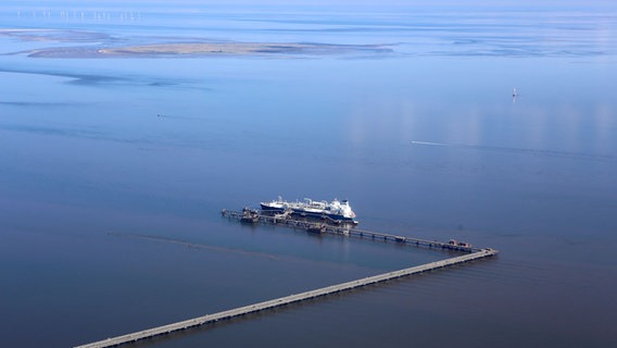 Luftaufnahme des LNG-Speicher- und Verdampfungs-Schiffes «Höegh Esperanza» am LNG-Terminal Wilhelmshaven. © picture alliance/dpa Foto: Stefan Rampfel