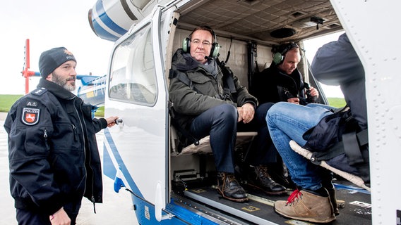 Hooksiel: Boris Pistorius (M, SPD), Innenminister in Niedersachsen, sitzt vor dem Start zu einem Rundflug über das LNG-Terminal in einem Hubschrauber der niedersächsischen Polizei. © picture alliance/dpa Foto: Hauke-Christian Dittrich