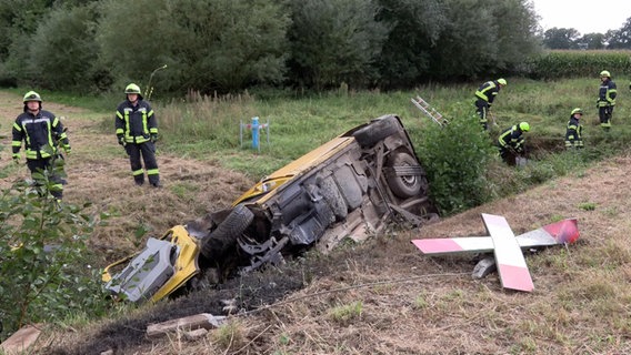 Ein Transporter liegt in Lohne nach einem Zusammenprall mit einem Zug in einem Graben. © Nord-West-Media TV 