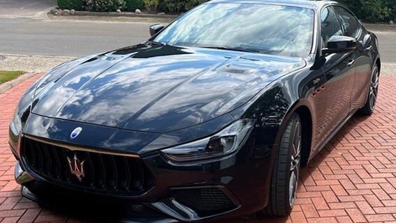 Foto eines gestohlenen Maserati, den die Polizei Cloppenburg sucht. © Polizei Cloppenburg 