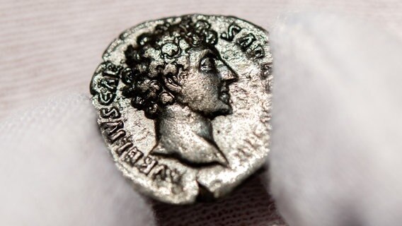 Eine römische Münze, die von ehrenamtlichen Sondengängern gefunden wurde. © dpa-Bildfunk Foto: Hauke-Christian Dittrich