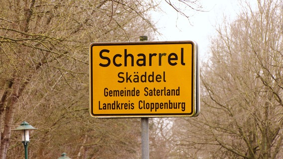 Das Ortsschild von Scharrel in Ostfriesland. © NDR 