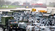 Fahrzeuge und Material der Bundeswehr werden im Seehafen von Emden verladen. © Sina Schuldt/dpa Foto: Sina Schuldt