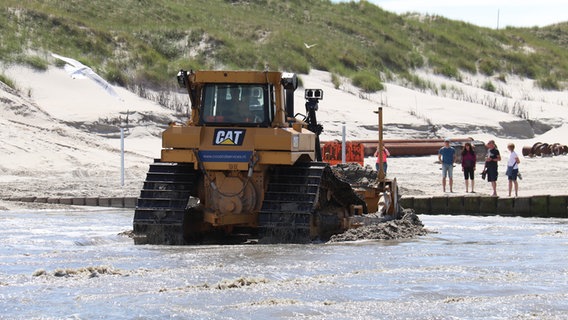 Norderney: Ein Bagger arbeitet an der Küste, an der abgetragene Sanddepots vor Schutzdünen wiederaufgespült und Dünenketten verstärkt werden. © Volker Bartels/dpa | dpa-Bildfunk Foto: Volker Bartels