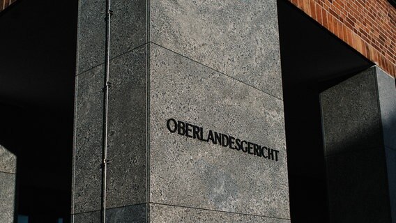 An der Säule eines Gebäudes aus den 60er-Jahren steht der Schriftzug Oberlandesgericht. © NDR Foto: Julius Matuschik