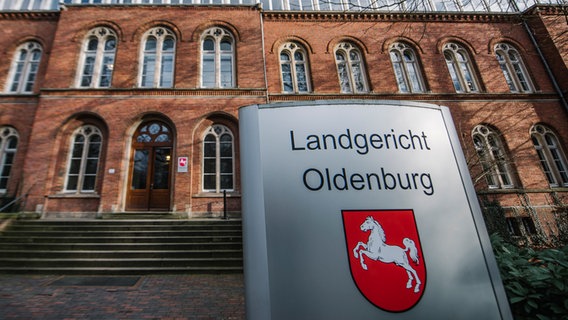 Vor dem Eingang eines Gebäudes steht ein Schild mit der Aufschrift Landgericht Oldenburg. © NDR Foto: Julius Matuschik