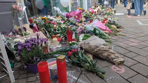 Blumen und Kerzen stehen an einem Tatort in Oldenburg, an dem ein junger Mann von einem Polizisten erschossen wurde. © NDR Foto: Sebastian Duden