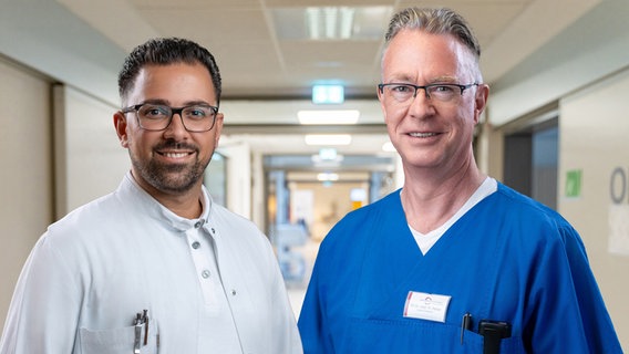 Dr. Ali Akil, Chefarzt der Thoraxchirurgie, und Dr. Markus Paxian, Chefarzt der Anästhesiologie und Intensivmedizin stehen im Klinikum Emden. © Trägergesellschaft Klinikum Emden 