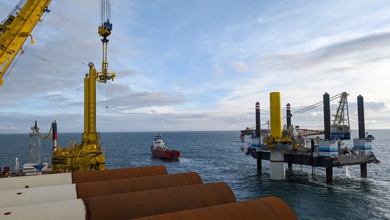 Blick auf die Baustelle eines Offshore-Windparks vor Borkum. © Ørsted 