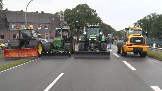 Niederländische Landwirte blockieren mit Traktoren die Fahrbahn. © Nord-West-Media TV 