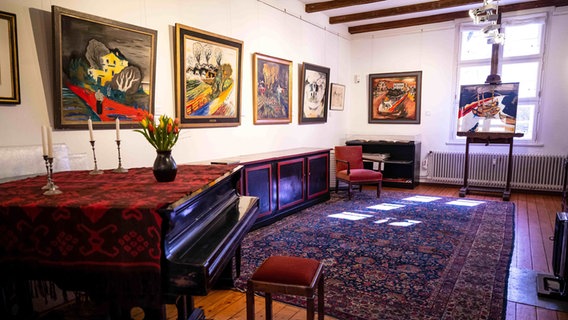 Ein Zimmer mit Gemälden im Franz-Radziwill-Haus. © Sina Schuldt/dpa Foto: Sina Schuldt/dpa