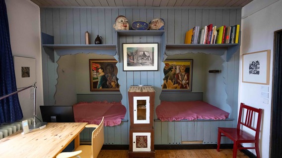 Ein Schlafzimmer im Franz-Radziwill-Haus. © Sina Schuldt/dpa Foto: Sina Schuldt/dpa