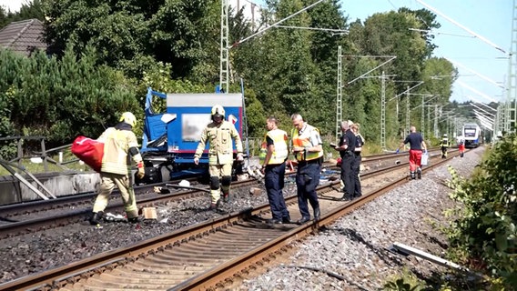 Ein zerstörter Lkw steht nach einer Kollision mit einem Zug auf einem Bahngleis. © TeleNewsNetwork 