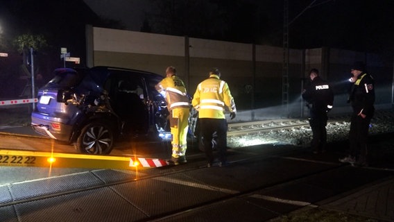 EIn Pkw steht nach einem Unfall mit zerstörter Beifahrerseite an einem Bahnübergang. © TeleNewsNetwork 
