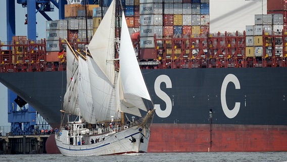 Der Schoner "Großherzogin Elisabeth" gleitet während der Einlaufparade der Großsegler zum Windjammerfestival "Sail 2015" (12.-16.08.) © dpa-Bildfunk Foto: Ingo Wagner