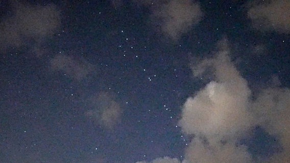 Eine Satelliten-Kette am Nachthimmel. © Nord-West-Media TV 