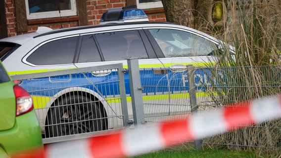Ein Polizeiauto steht vor einem Haus in Westervesede in der Gemeinde Scheeßel. © dpa Bildfunk Foto: Focke Strangmann