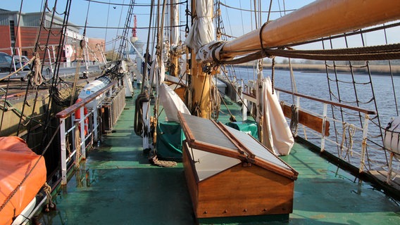 Das Deck des Segelschulschiffs "Großherzogin Elisabeth" © NDR Foto: Oliver Gressieker