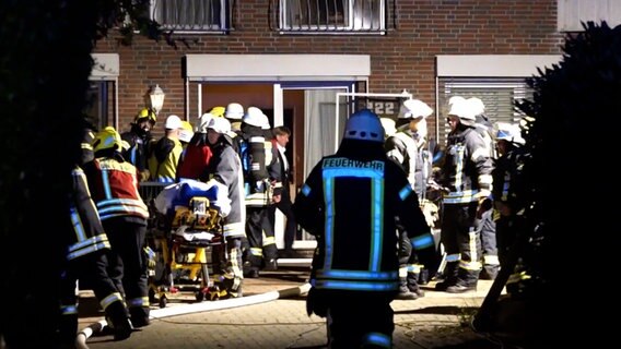 Einsatzkräfte der Feuerwehr stehen an einem Seniorenheim. © Tele-News-Network 