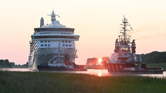 Das neue Kreuzfahrtschiff "Silver Nova" hat die Meyer-Werft verlassen und ist auf der Ems unterwegs. © dpa-Bildfunk Foto: Lars Penning