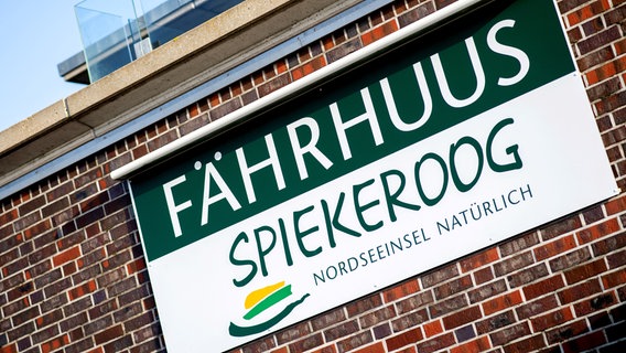 Das Bild zeigt ein Schild im Hafen der Nordseeinsel Spiekeroog. © dpa / Picture Alliance Foto: Hauke-Christian Dittrich