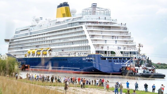 Auf der Ems ist das Kreuzfahrtschiff "Spirit of Adventure" der Papenburger Meyerwerft während seiner Überführung in Richtung Nordsee zu sehen. © dpa - Bildfunk Foto: Hauke-Christian Dittrich