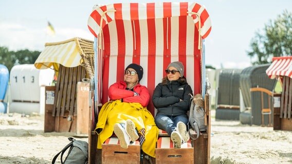 Zwei warm gekleidete Personen in einem Strandkorb © Picture Alliance Foto: Mohssen Assanimoghaddam