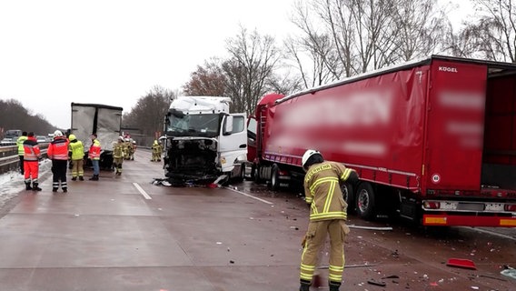 Drei Lkw stehen nach einem Unfall auf der A1. © Nord-West-Media TV 