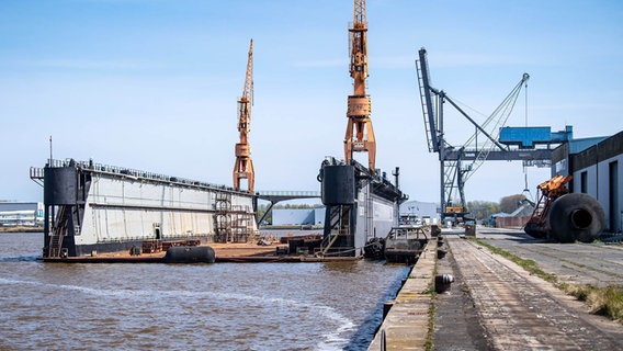 Blick auf ein Schwimmdock am Südkai in Emden © picture alliance/dpa/Sina Schuldt Foto: Sina Schuldt