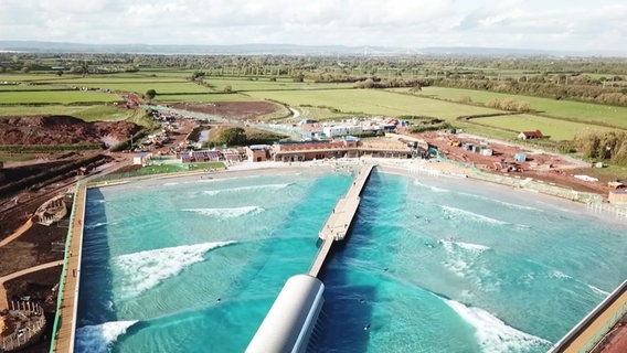 Die Luftansicht eines Surfparks. © NDR 
