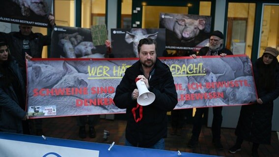 Tierschützer demonstrieren vor dem Amtsgericht Papenburg. © dpa Foto: Lars Klemmer