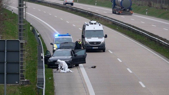 Beamte der Spurensicherung untersuchen ein Auto mit mutmaßlichen Geldautomatensprengern auf der A29 nach einer Verfolgungsjagd und finden Sprengstoff. © Nord-West-Medai TV 