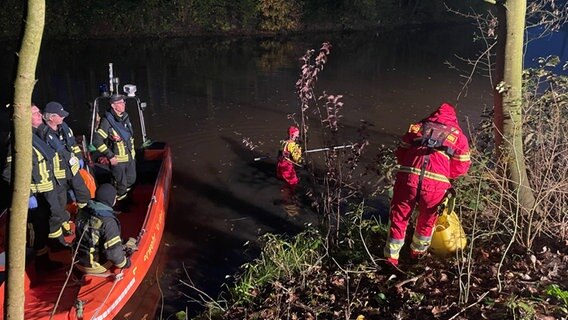 Die Feuerwehr sucht im Galgentief in Norden mit Booten und Tauchern nach der vermissten Katharina P. © NDR 