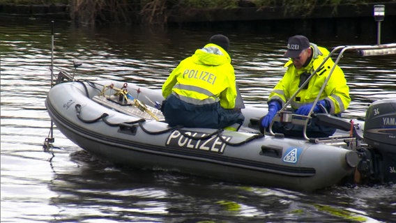 Einsatzkräfte sind auf der Oste mit einem Boot auf der Suche nach einem vermissten Jungen. © NDR Foto: Sebastian Duden