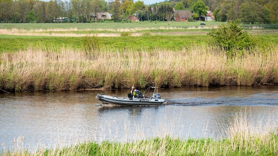 Ein Polizeiboot auf der Oste. Einsatzkräfte suchen nach dem vermisstem Arian. © Daniel Bockwoldt/dpa Foto: Daniel Bockwoldt/dpa