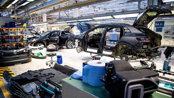 Elektroautos werden im Volkswagen-Werk in Emden gefertigt. © picture alliance/dpa/Sina Schuldt Foto: Sina Schuldt