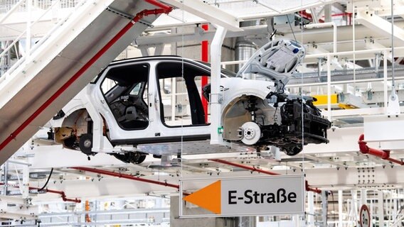 Das Elektroauto ID.4 wird im VW-Werk gebaut. © dpa Foto: Sina Schuldt