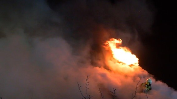 EIn Haus steht in Flammen. © Nord-West-Media TV 
