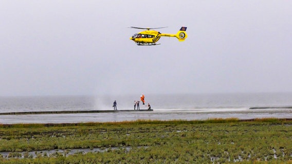 Ein Wattwanderer wird an Bord eines Hubschraubers gezogen © NonstopNews 