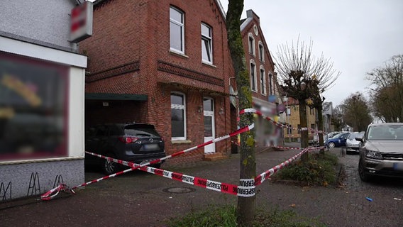 Ein von der Polizei mit Flatterband abgesperrter Tatort in Weener © Nonstop News 