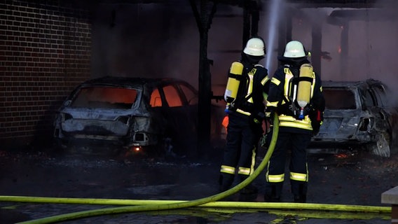 Feuerwehrleute löschen ein brennendes Doppelhaus in Westerstede. © NonstopNews 