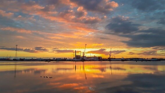 Die Sonne geht über dem Emdener Hafen auf. © NDR Foto: Farina Rengers