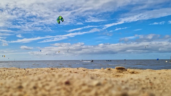 Kitesurfer am Strand in Cuxhaven. © NDR Foto: Elisabeth Ludwig